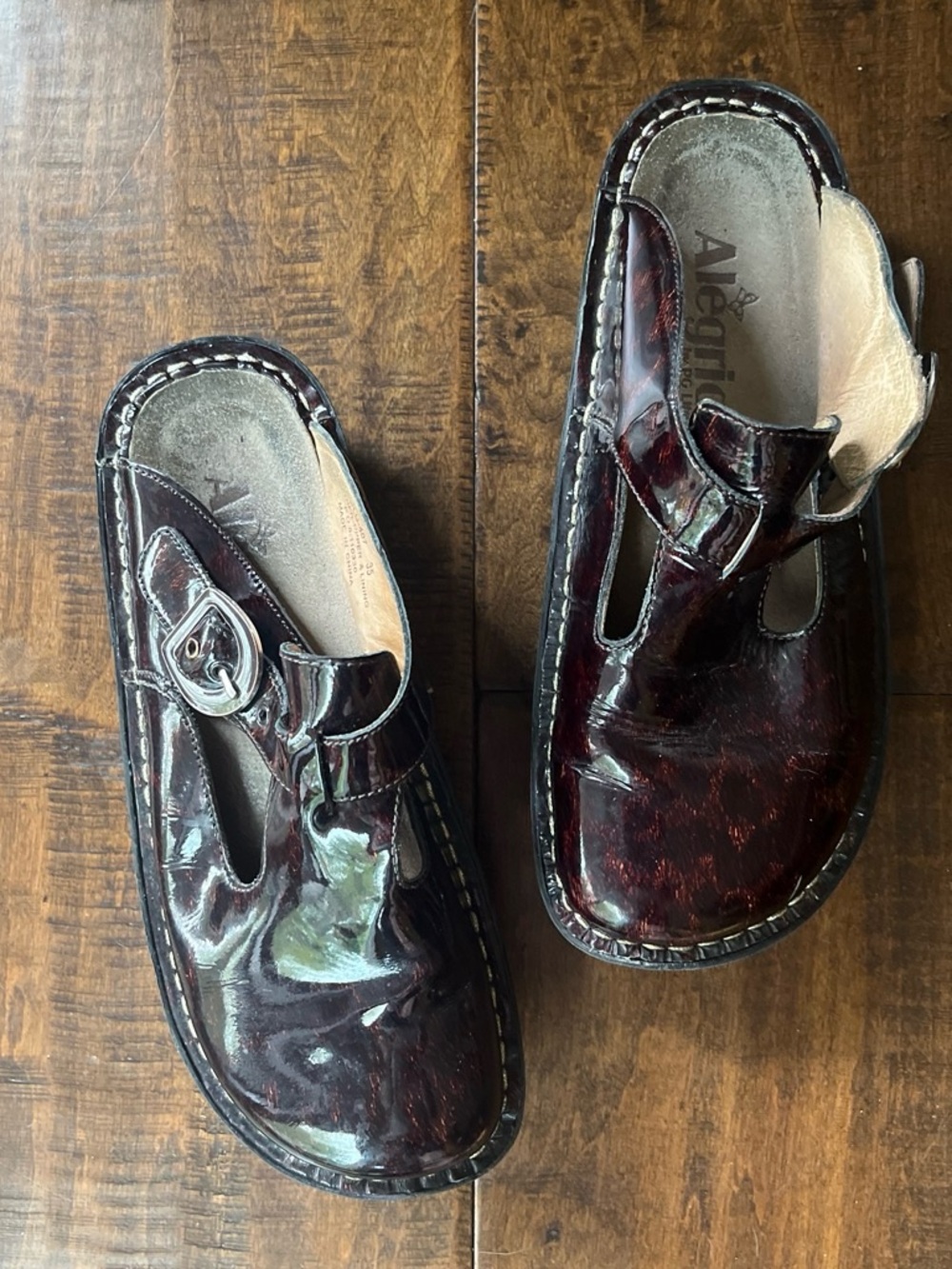 Alegria glossy burgundy tortoiseshell patent leather slip on clogs Sz 35